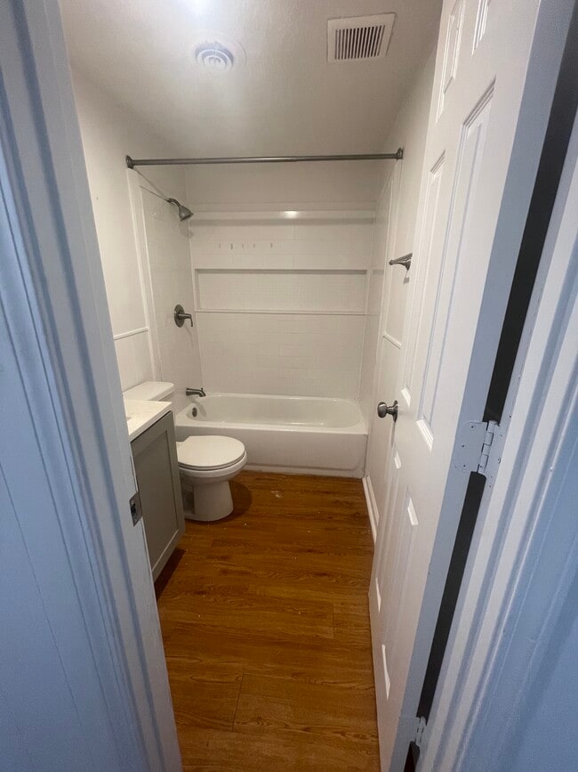 Full Bath - 1001 Moreland Dr