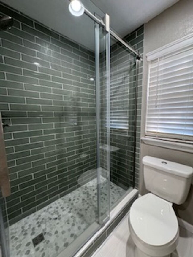 Building Photo - Updated Modern bathrooms, spacious bedroom...