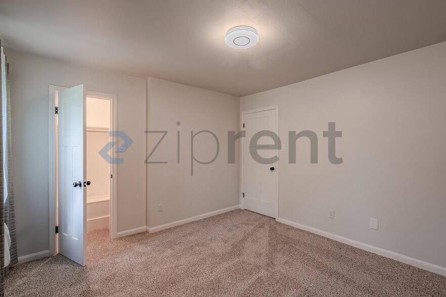 Building Photo - Unit