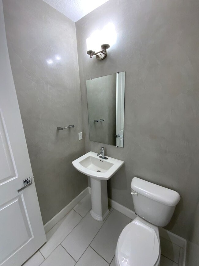 Building Photo - 3 Bedroom & An Office Luxury Home Availabl...