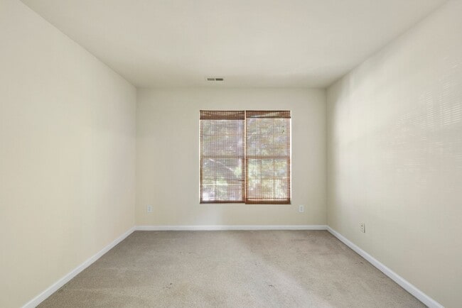 Building Photo - 516 Walnut Woods Dr