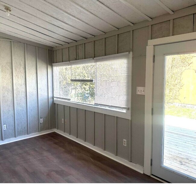 Building Photo - 1105 Sparks Rd