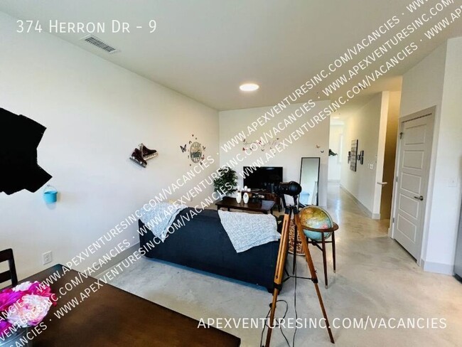 Building Photo - Beautiful Nashville Condo 5 minutes from D...