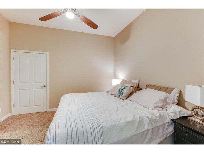 Building Photo - 851 River Mews Ct