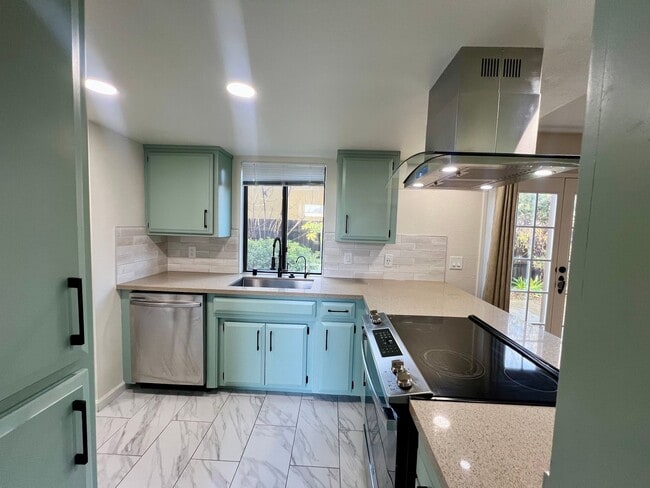 Building Photo - Great Townhome in the Pocket area close to everything!