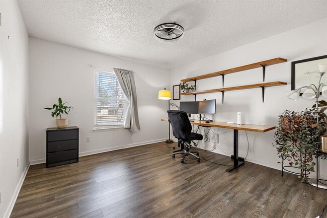 Building Photo - 805 Garden Path Dr