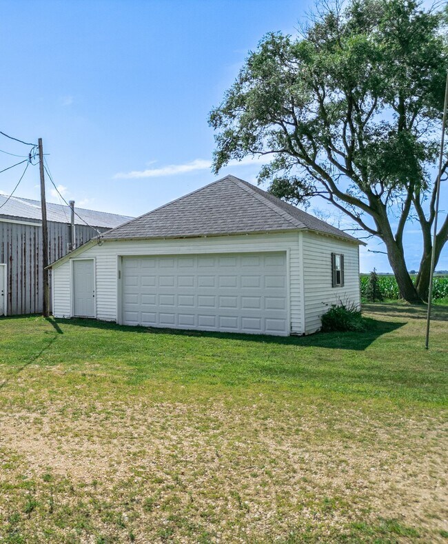 Building Photo - 7496 Wolf Rd