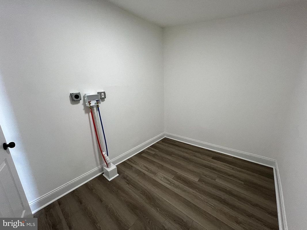 Building Photo - 925 W 3rd St