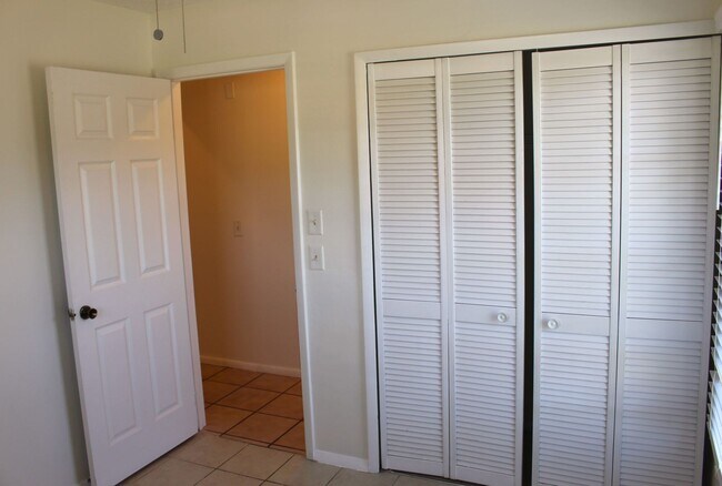 Building Photo - Lovely Home Available in the Royal Manor S...