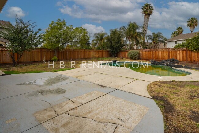 Building Photo - Single Story 3 bedroom home *SOLAR* *POOL*...