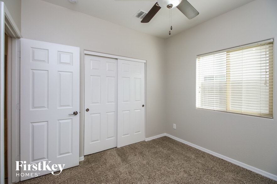 Building Photo - 900 Leadwood Ave