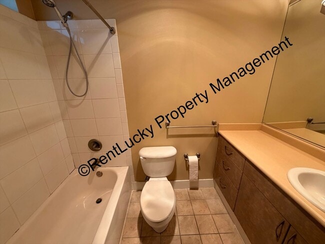 Building Photo - Two Bed Two Bath Condo