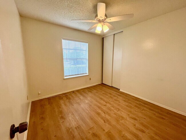 Building Photo - Charming 3/2 in Pipers Meadow  ~  *NO HOA*...