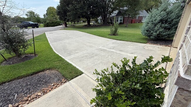 Building Photo - 10918 Hillside Dr