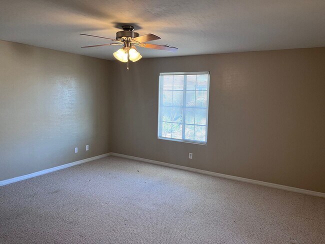Building Photo - Wonderful 4-Bedroom Home with Loft & Den i...