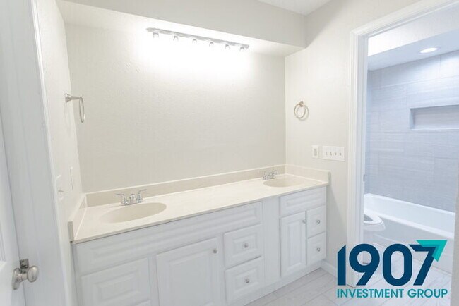 Building Photo - Stunning 3-Bedroom Home with Dramatic Vaulted Ceilings and Loft in OKC!