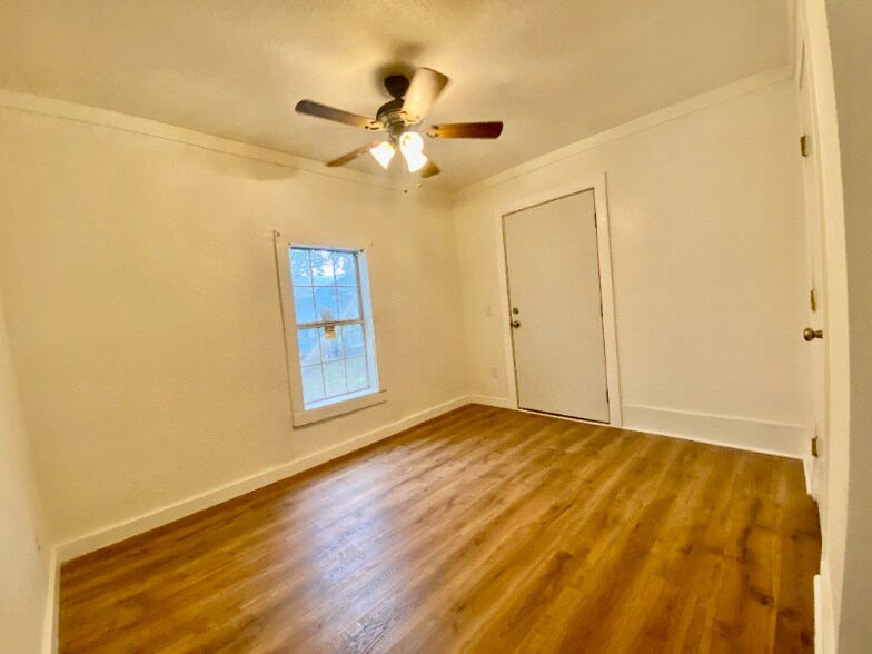 Building Photo - 732 Valley Way St