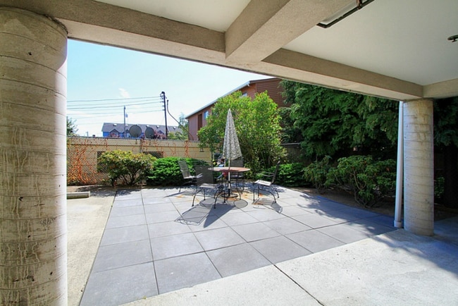 Building Photo - Recently Updated 1 Bed Condo in Ballard!