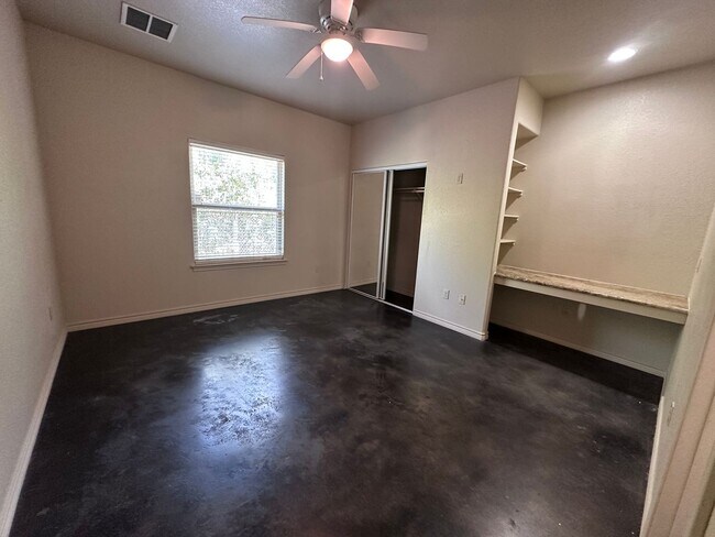 Building Photo - Spacious 4/4 House Near Baylor Campus with...