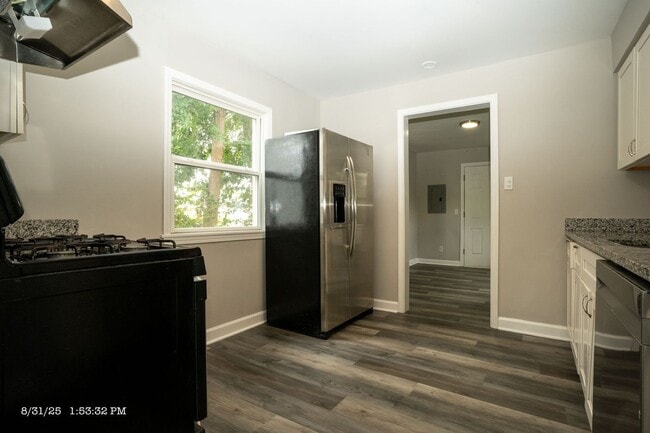 Building Photo - 28253 Schram St