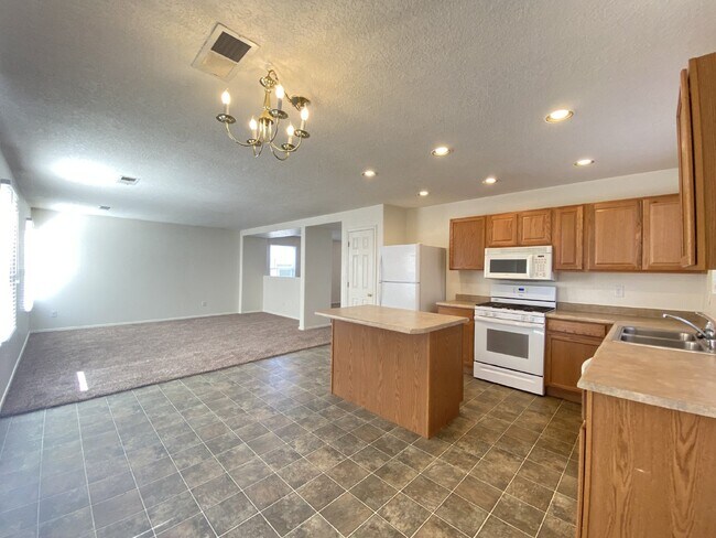Building Photo - Spacious 3BR/2Bath/2Living - 1 Car Garage