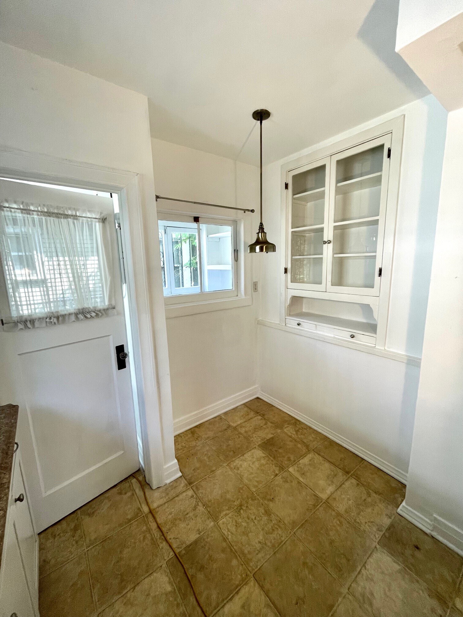 Building Photo - 402 Micheltorena St