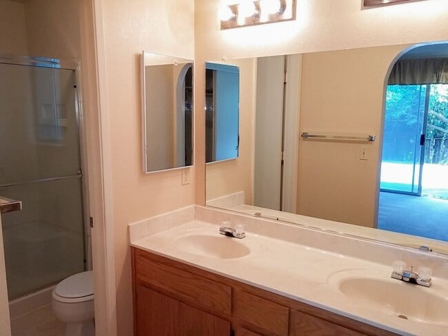 Building Photo - 3 Bedroom Home in Hilltop Area