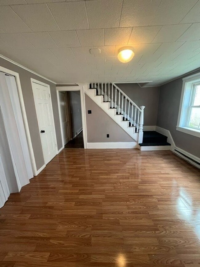 Building Photo - 4 Bedroom 1 Bath