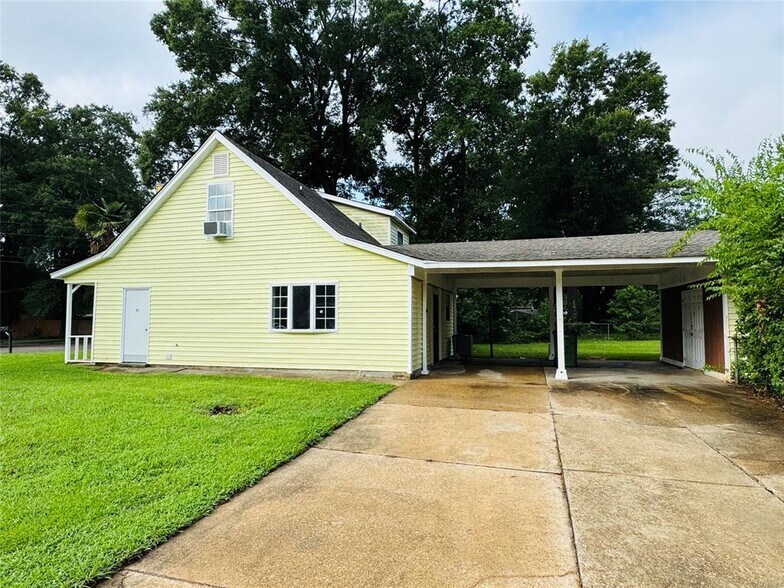 Building Photo - 697 Chatsworth Dr