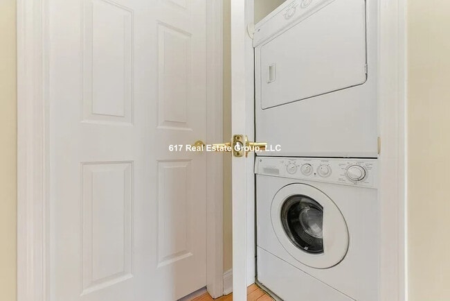 Building Photo - 168 Newton St