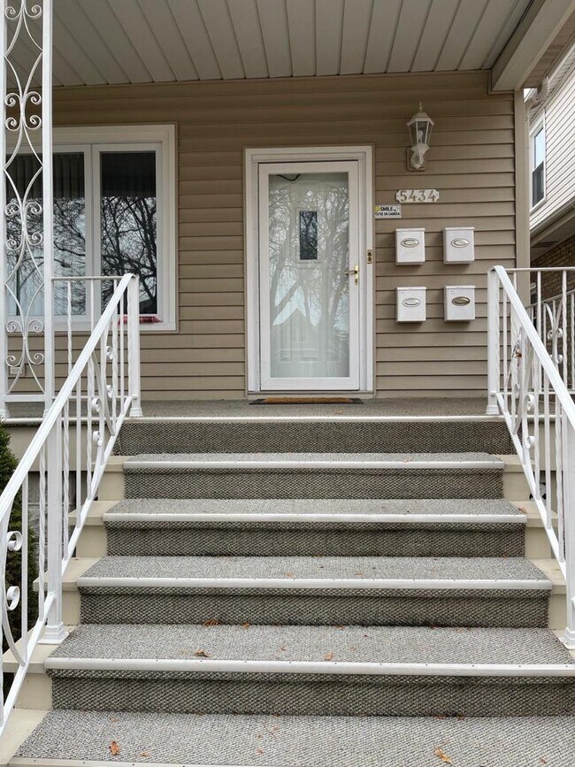Building Photo - 5434 N Lotus Ave