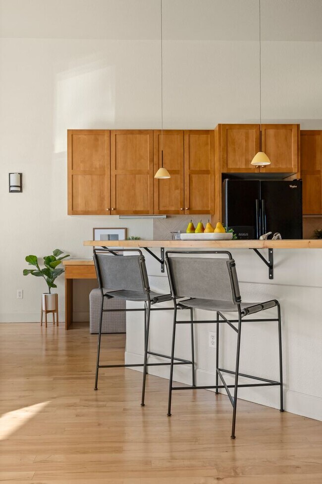 Building Photo - Gorgeous loft style condo in Downtown FC!