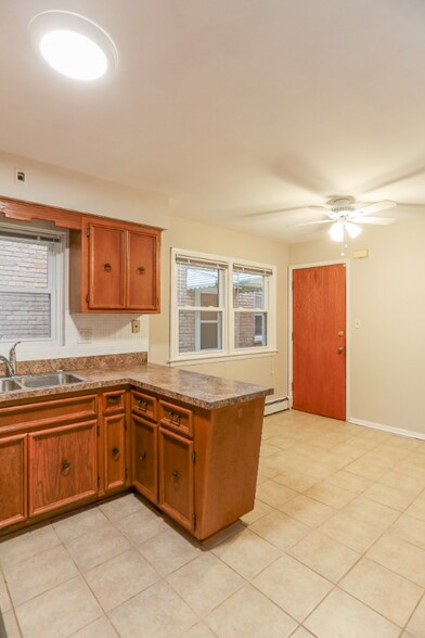 Building Photo - 8614 W Berwyn Ave