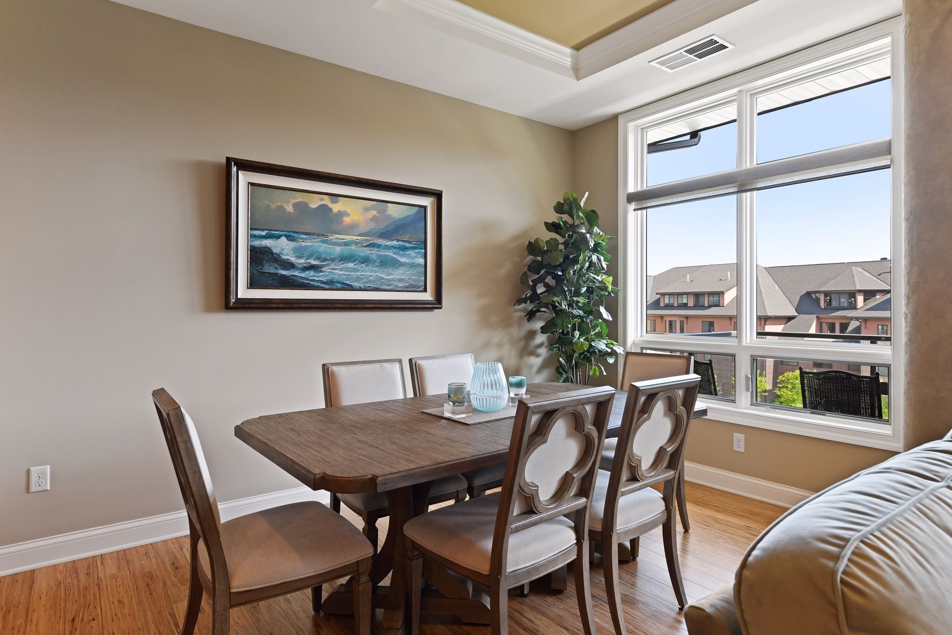 Dining area - 875 Lake St N