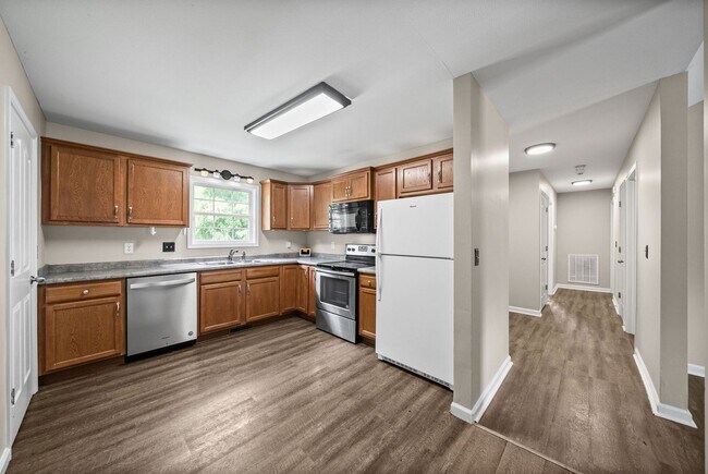 Building Photo - Pet Friendly Three Bedroom!