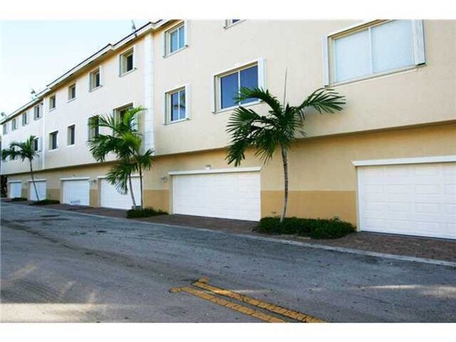 Building Photo - Modern Style Tri-Level Townhome 2BR/ 2.5BA...