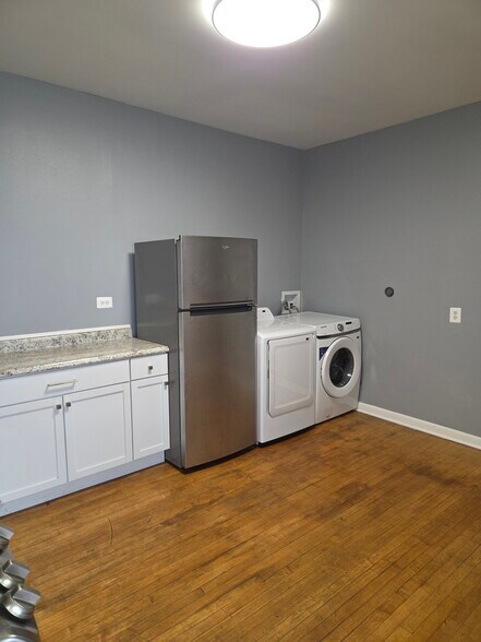 Kitchen w/in-unit laundry - 4543 W Grand Ave