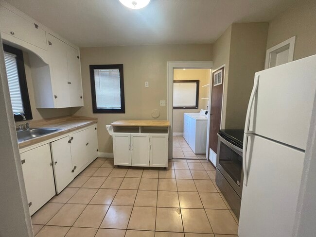 Building Photo - 407 Vassar Dr SE