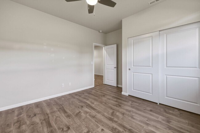Building Photo - MOVE IN READY NOW! A/C! Multi generational living? Home office? Tumwater School District