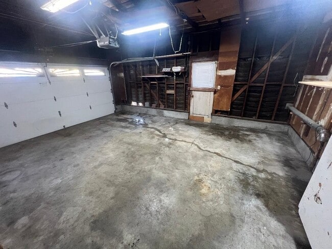 Building Photo - 1609 Poppy Way