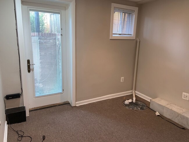 Building Photo - Spacious Two Bedroom Two Bathroom Petworth...
