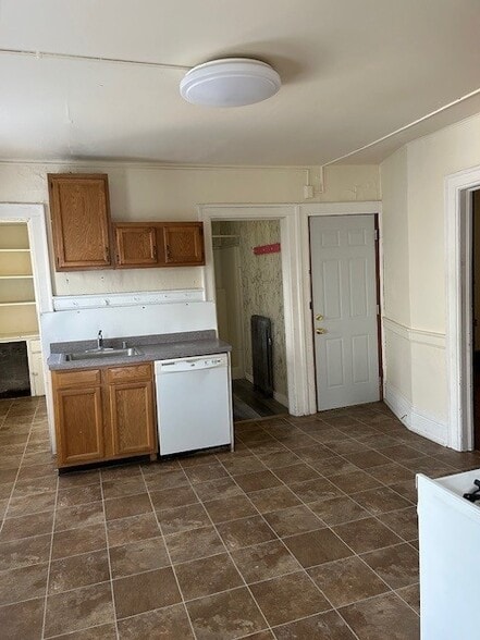 Building Photo - 447 W Mifflin St