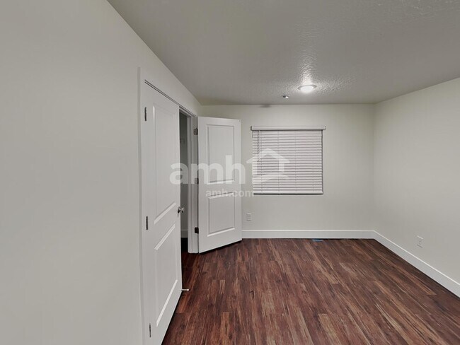 Building Photo - 1221 Redbud Dr