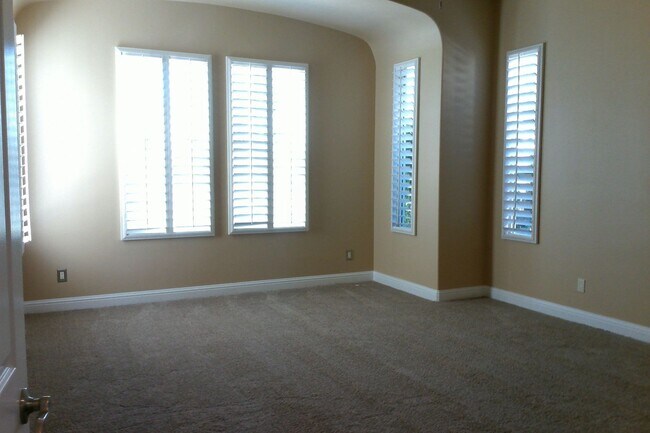 Building Photo - Beautiful 3 Bedroom 3 Bath home in Clovis