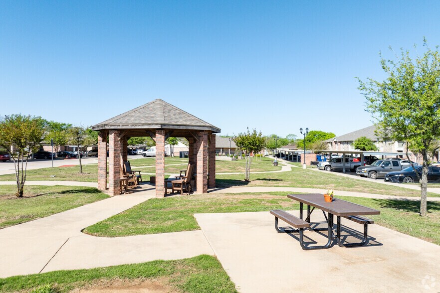 Building Photo - Oak Timbers Fort Worth South Apartments
