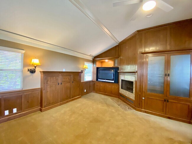 Building Photo - Beautiful 3 Bedroom Mission Canyon Home wi...