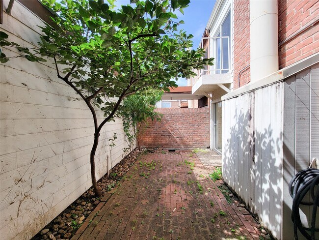 Building Photo - 2243 W Alabama St