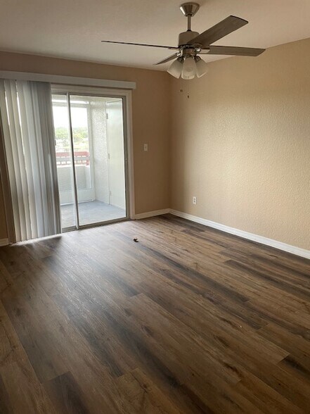 Building Photo - 2323 Feather Sound Dr