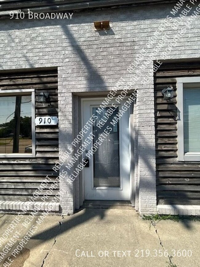 Primary Photo - 910 Broadway-