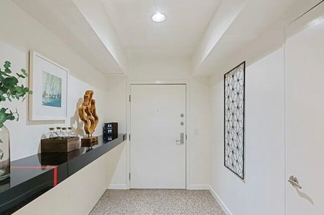 Building Photo - Rare Opportunity to Rent Spacious & Bright WLA Condo